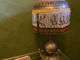 une table en verre sur laquelle est posée une lampe