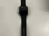 une Apple Watch noire posée sur une table blanche