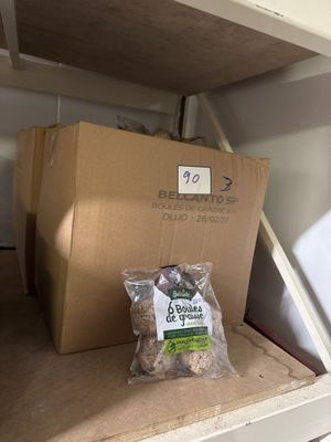 une boîte de nourriture posée sur une étagère à côté d'un carton