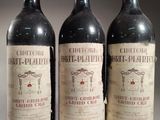 trois bouteilles de vin rouge posées côte à côte sur une table