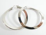 deux grandes boucles d'oreilles en argent en forme d'anneau sur fond blanc