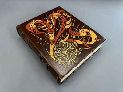 une image représentant un livre marron orné d'un motif