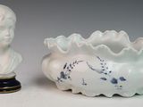 deux vases posés l'un à côté de l'autre sur une table