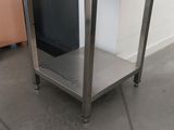 une machine posée sur une table