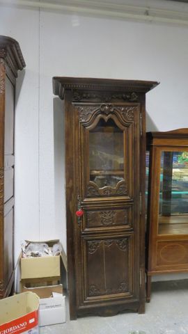 Bonnetière en chêne mouluré, partie haute de la porte vitrée H : ...