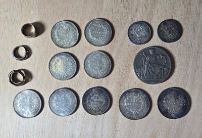 un lot de pièces de monnaie posées sur une table