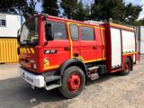un camion de pompiers rouge garé sur un parking