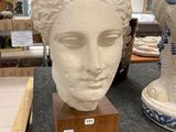 des sculptures représentant une tête de femme et une statue représentant une tête d'homme dans une boutique