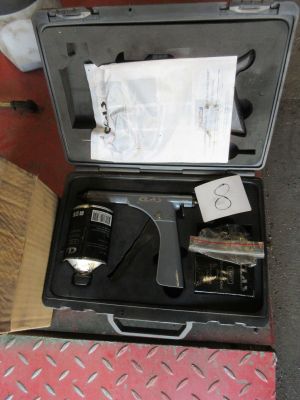 une valise contenant une souris d'ordinateur et d'autres objets