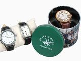 deux montres et un coffret à montres posés sur une table
