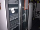 une photo d'un réfrigérateur dans une cuisine, avec une étiquette de prix sur la porte