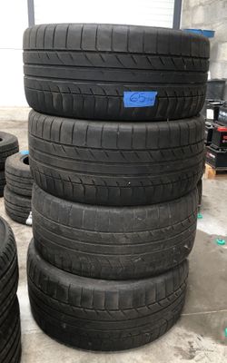plusieurs pneus empilés les uns sur les autres dans un garage