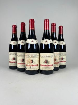 six bouteilles de vin rouge alignées