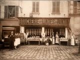 un groupe de personnes debout devant un magasin