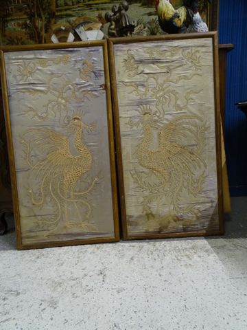 En pendant, deux broderies sur soie à décor de Phoenix. Déchirure...