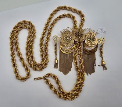 une image représentant une chaîne en or ornée d'une montre et de pompons