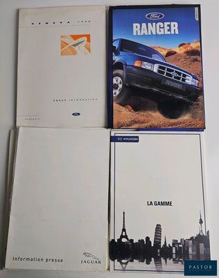 plusieurs livres sont empilés sur une table