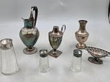 beaucoup de vases et de salières en argent sur la table