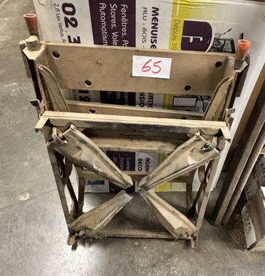 de nombreux cartons empilés sur le sol