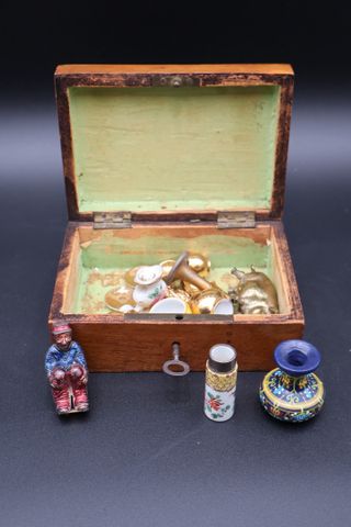 Petite boîte filet de marquèterie garnie de bibelots miniatures