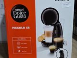 une boîte de café posée sur l'étagère