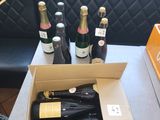 des bouteilles de vin sont posées dans une boîte sur une table