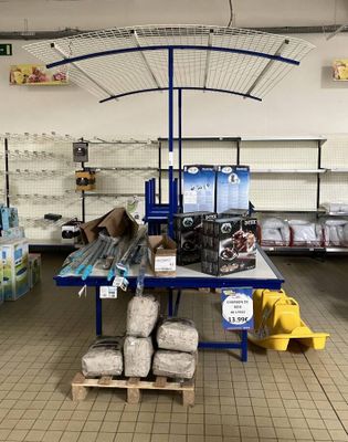 Agencement de magasin métallique blanc et bleu comprenant en…