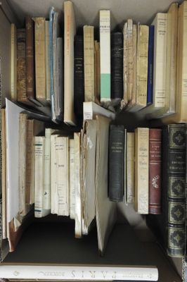 de nombreux livres empilés les uns à côté des autres sur une étagère