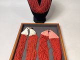 deux colliers et un collier exposés dans une vitrine