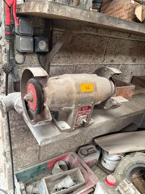 une machine qui prend la poussière sur une étagère dans un garage