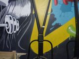 deux haut-parleurs posés contre un mur recouvert de graffitis