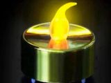 une bougie jaune allumée dans l'obscurité