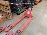 Les cartons et les palettes sont empilés sur des palettes dans un entrepôt.
