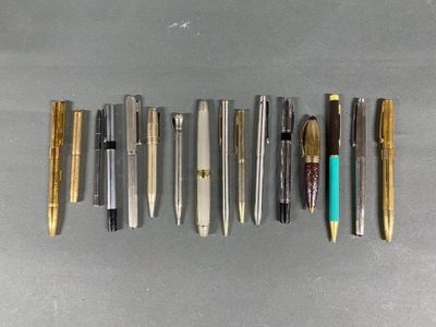 a lot of pens that are lined up on the table