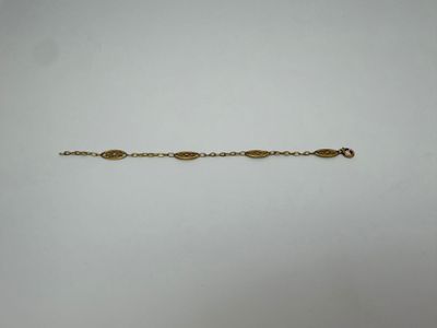 un bracelet en or orné d'un motif ovale