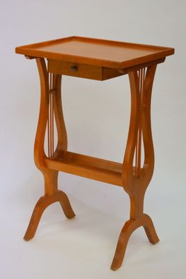 une petite table en bois avec un tiroir