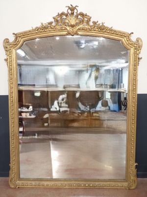 un grand miroir posé par terre