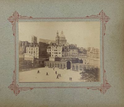 une vieille photo d'une ville avec une tour horloge en arrière-plan