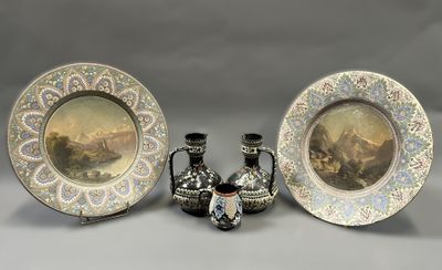 trois assiettes et un vase posés les uns à côté des autres sur une table