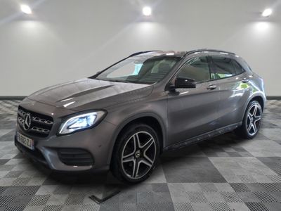 le suv mercedes gla est garé sur un sol en damier