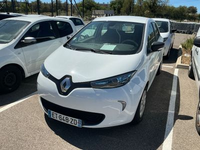 une voiture blanche garée dans un parking à côté d'autres voitures