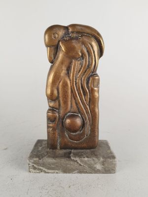 statue en bronze représentant une femme aux cheveux longs, posée sur un socle en marbre