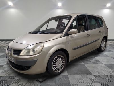 une photo d'une petite voiture beige garée dans une pièce
