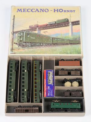 une boîte contenant un train sur une table