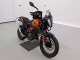 une moto qui est garée dans un garage