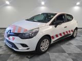 une voiture blanche avec une bande rouge sur le côté