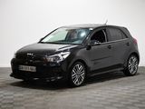 La voiture noire est garée sur le sol à damier de la pièce.