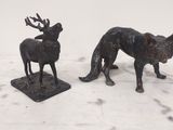 deux figurines représentant un chien et un cerf sur un fond blanc