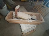 une boîte en bois contenant une batte de baseball