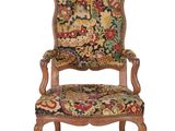 une image d'une chaise dont l'assise est recouverte d'un rembourrage floral